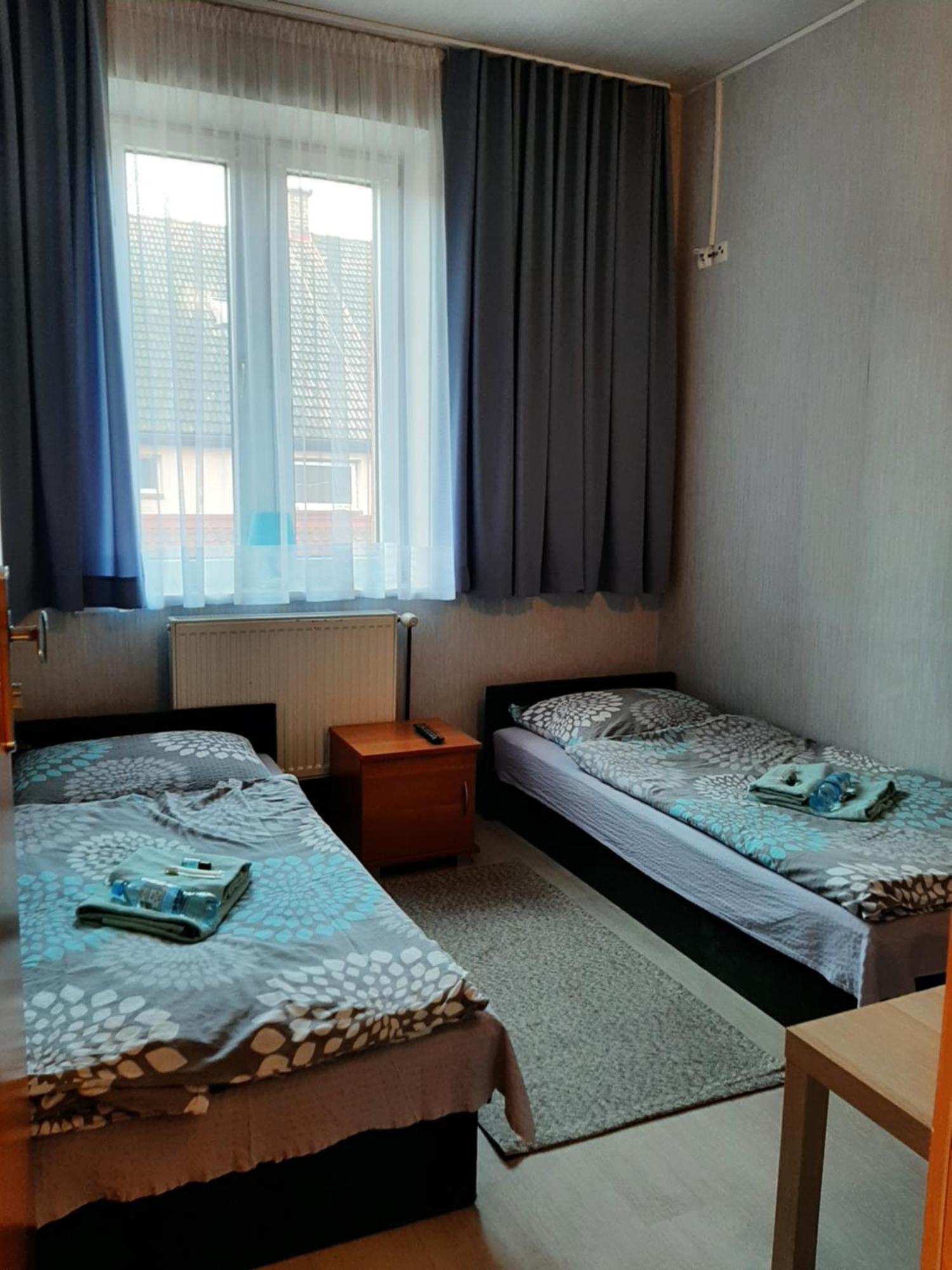 Noclegi Viktor Hostel *